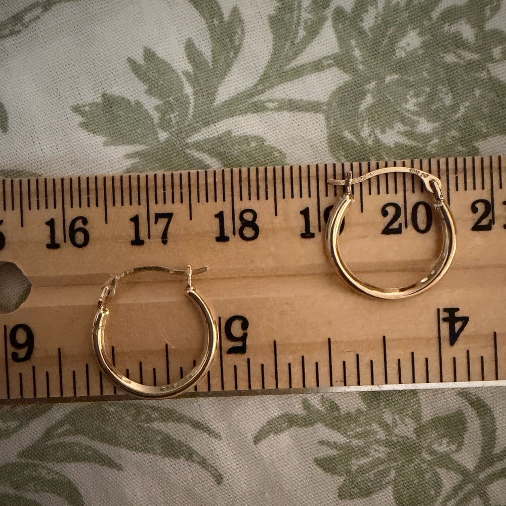 10kt solid yellow Gold small Hoop Earrings dainty stackable estate vintage - Picture 3 of 6
